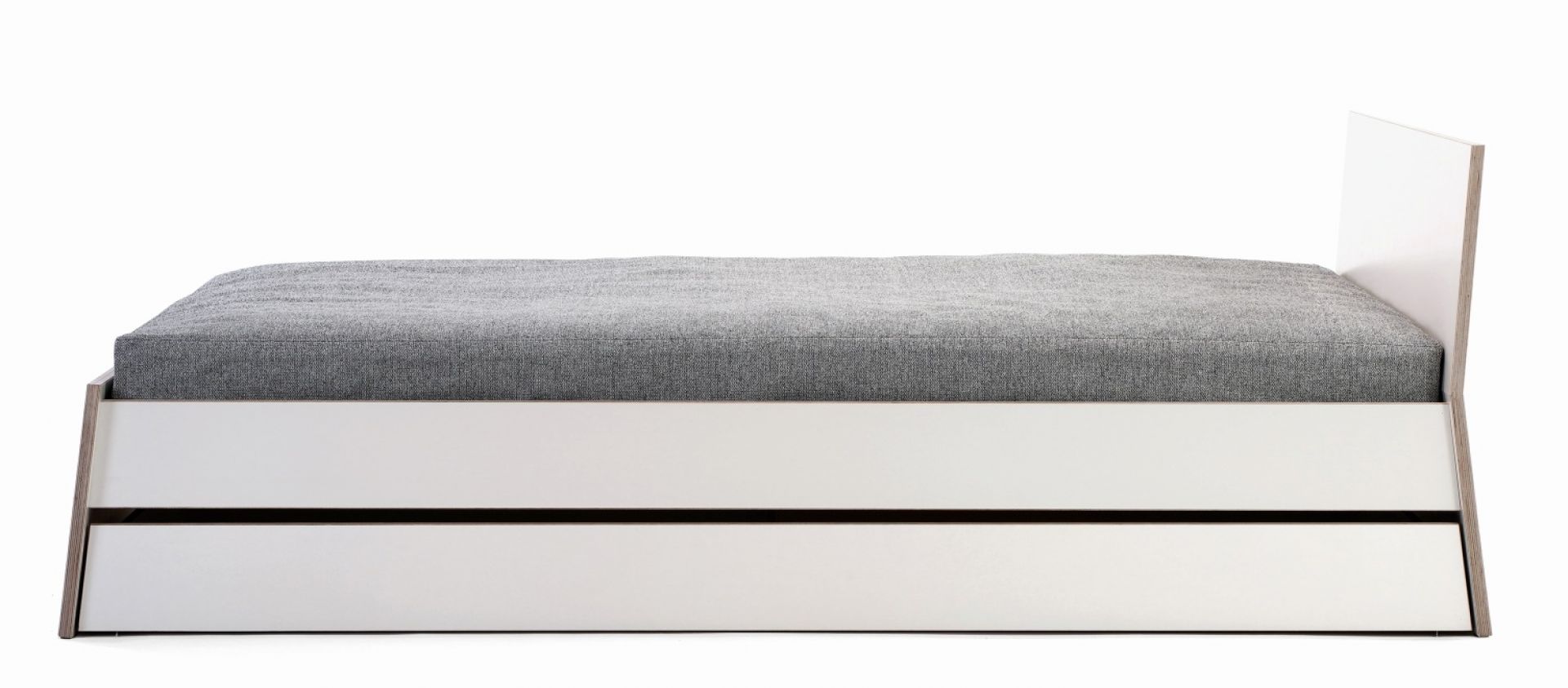 Stockholm Bett von Richard Lampert: Weißes Bettgestell aus Birke Multiplex mit hohem Kopfteil.